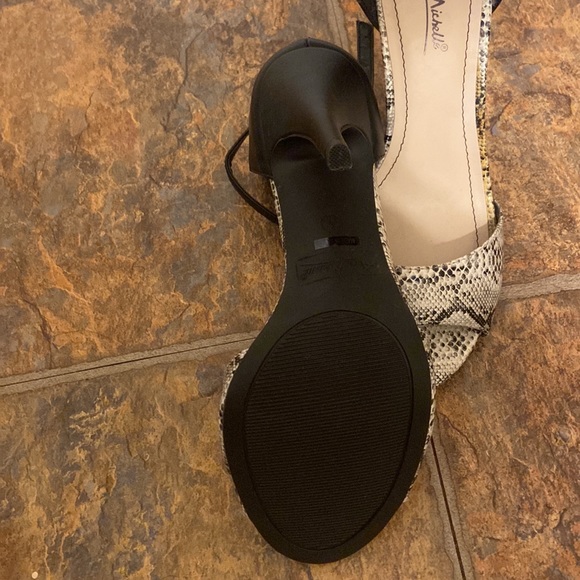 Anne Michelle Heels. Size 8 - Picture 3 of 4